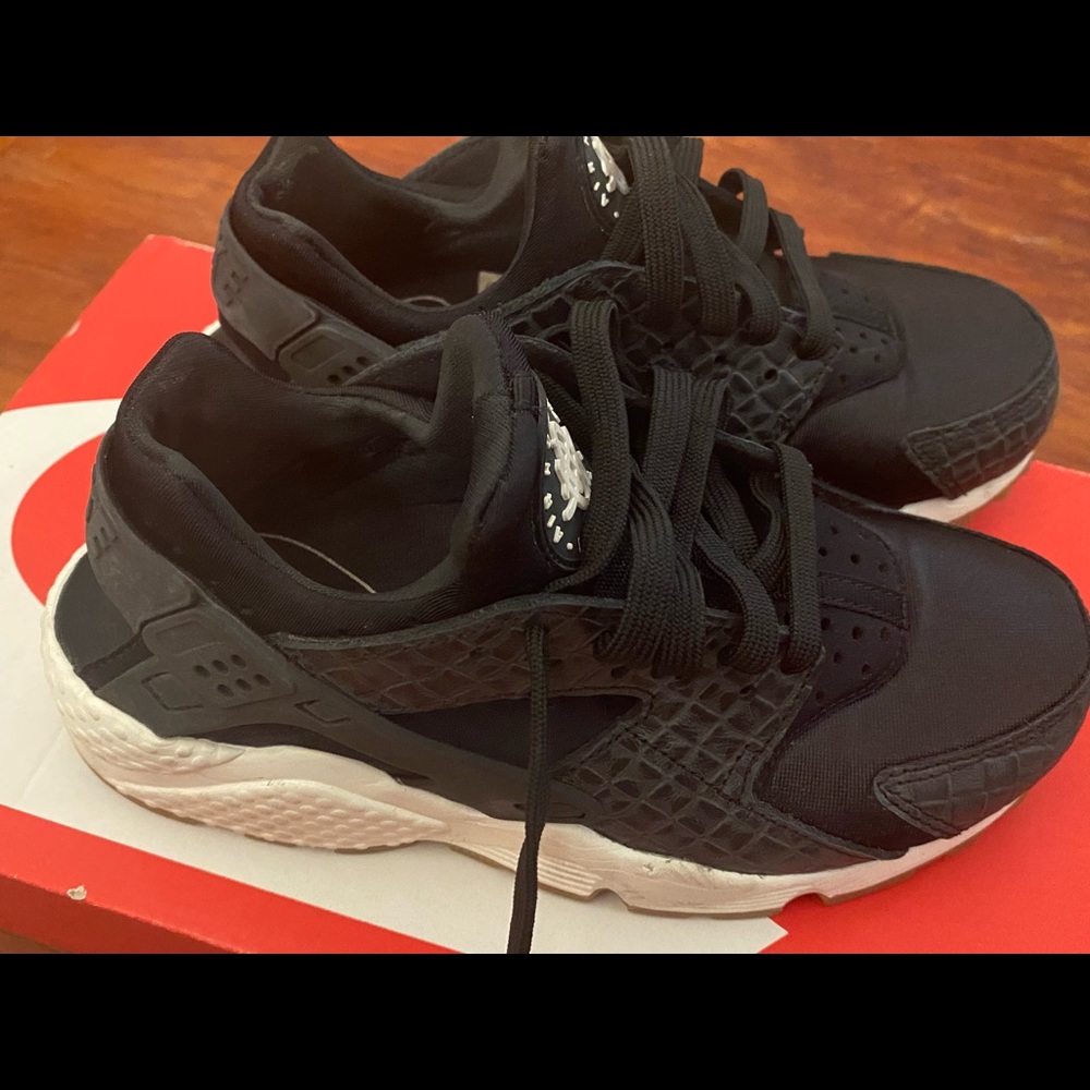 Black premium huarache run with gum bottoms like new!